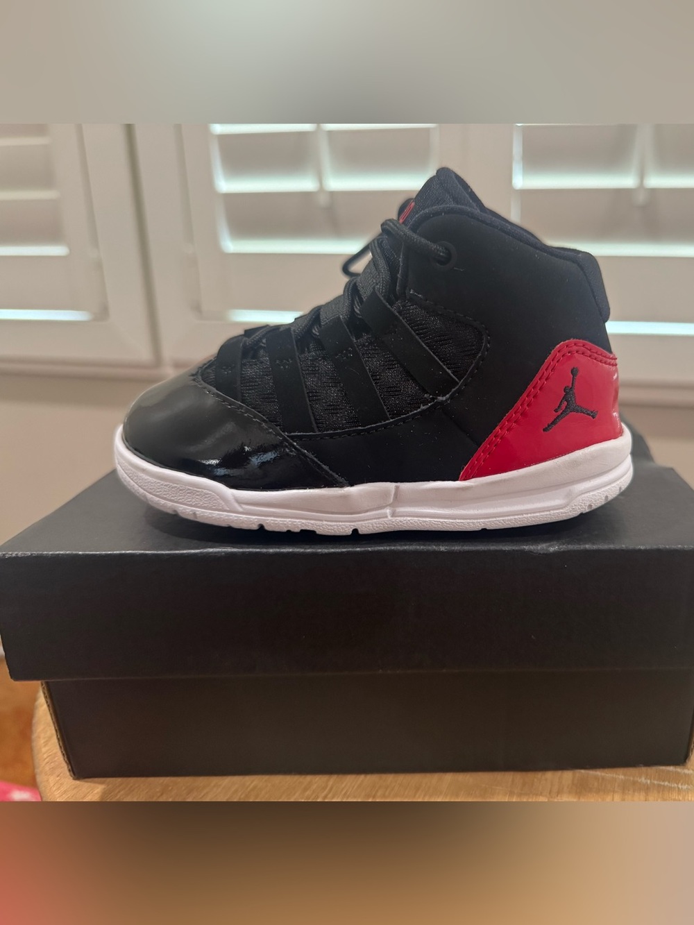 Jordan Max Aura TD Colorway: Black / Gym Red / White SKU: AQ9215-006 Size 8C
